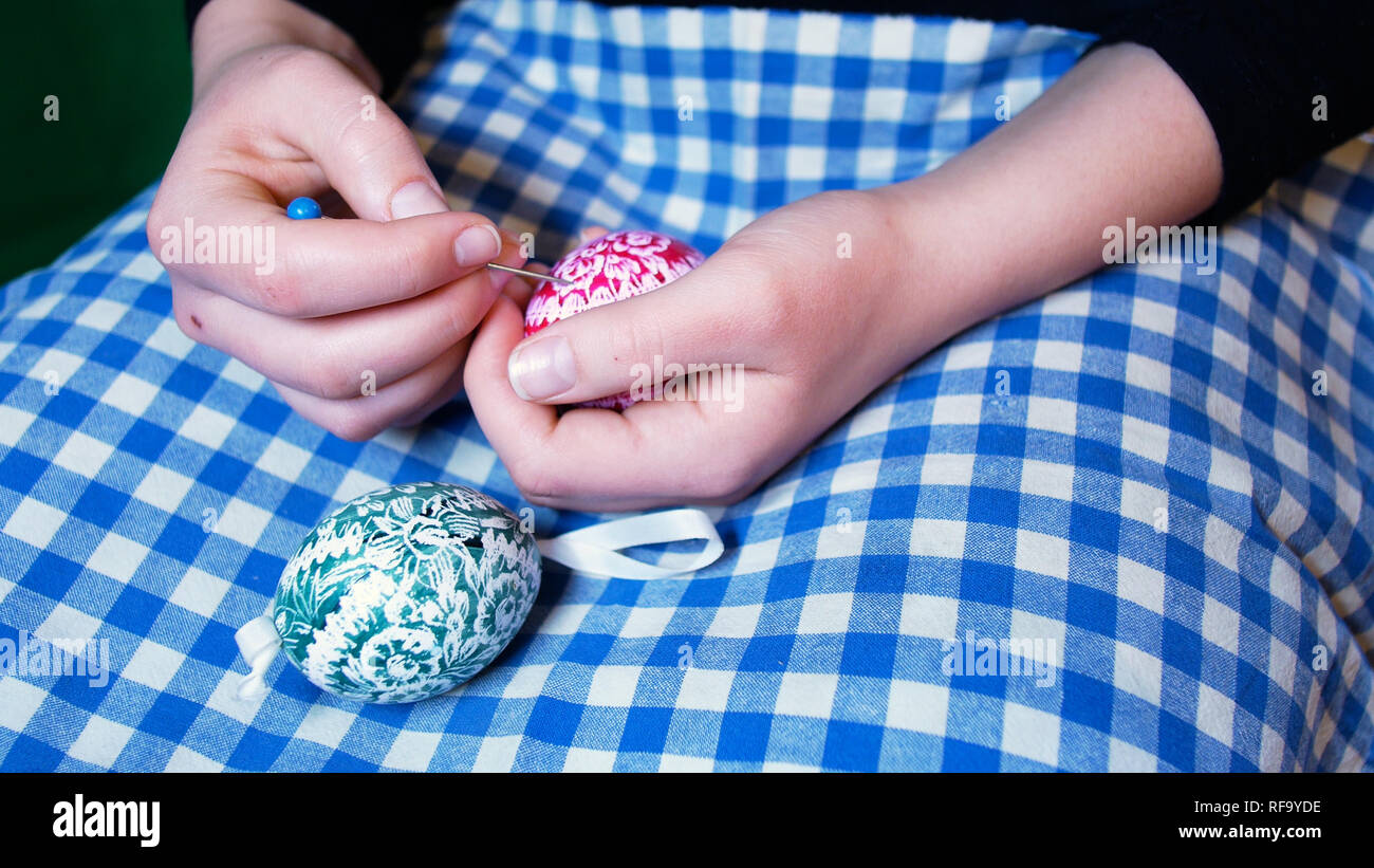 Mädchen Hände detail, die graviert Ostern Ornamente auf farbige Eier, mit Gravur Technik, typische Benutzerdefinierte in Osteuropa Stockfoto