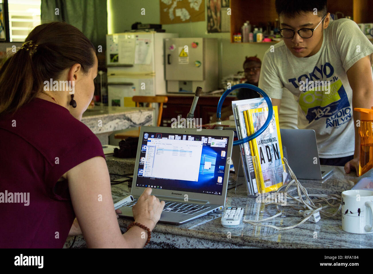 Ein Foto von einem weiblichen Biologie Lehrerin und ihrem Schüler arbeiten an ihren Laptops. In einer Wissenschaft Kategorie. Stockfoto