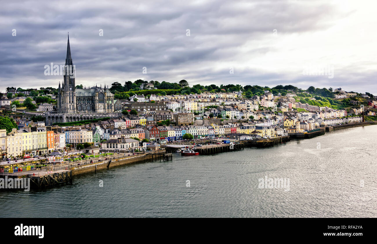 Malerisches Dorf und Hafen von Cobh, in Cork County, Irland. Stockfoto