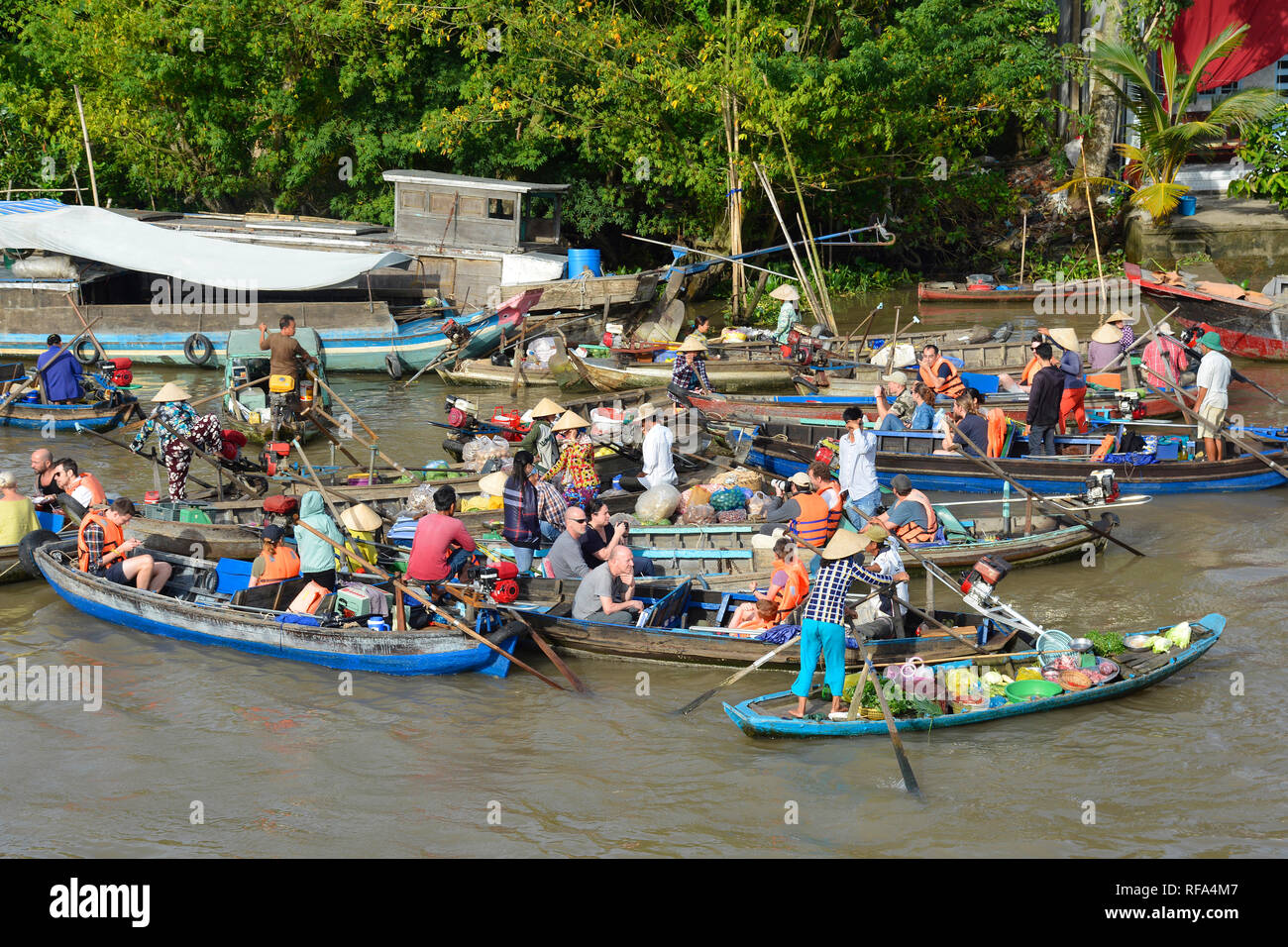 Phong Dien, Vietnam - am 31. Dezember 2017. Boot auf dem Fluss am Phong Dien schwimmenden Markt in der Nähe von Tho im Mekong Delta können Stockfoto