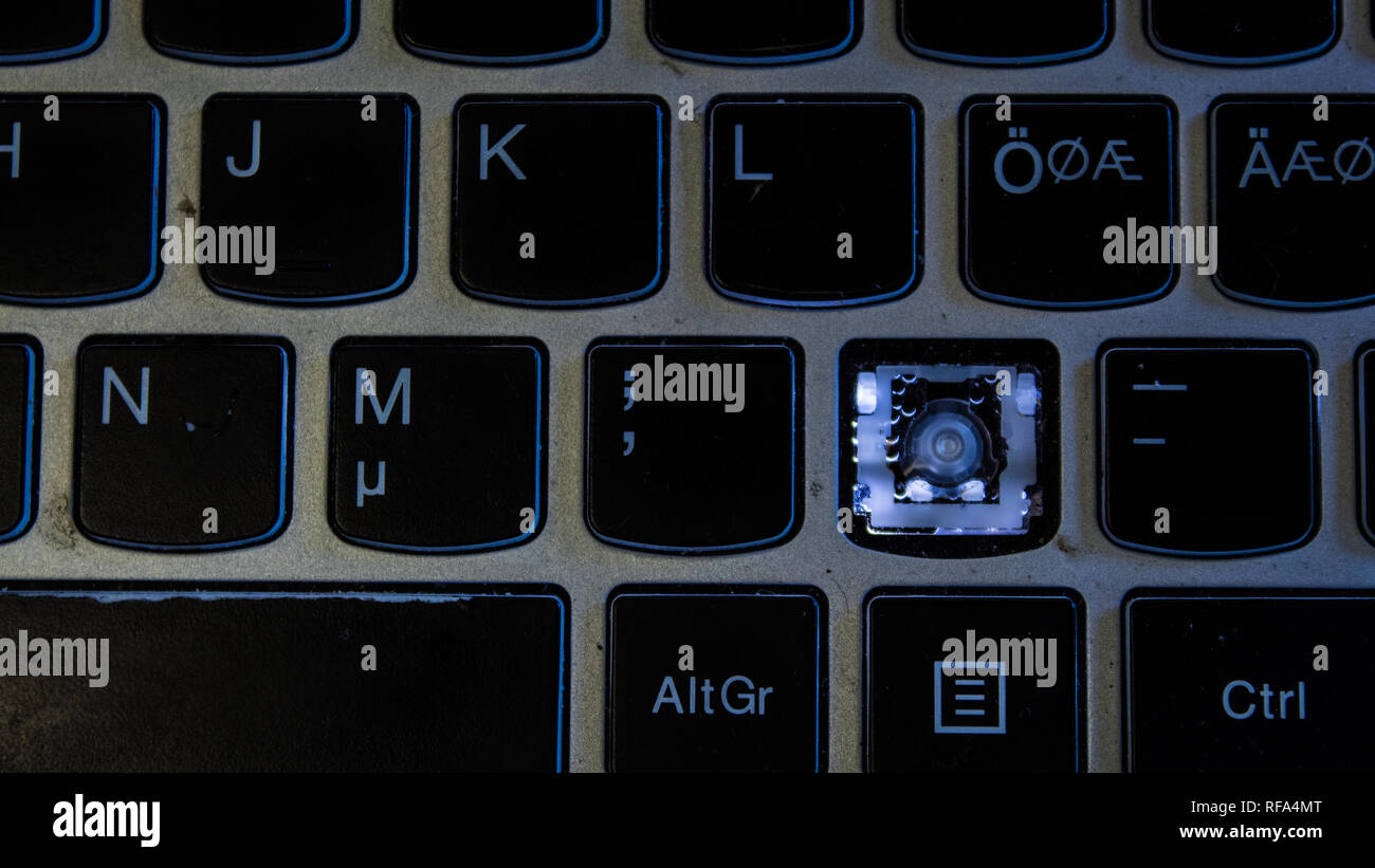 Ein Foto von einem Laptop Tastatur mit Hintergrundbeleuchtung, das fehlt  der Punkt (Point) Taste (Schaltfläche Stockfotografie - Alamy
