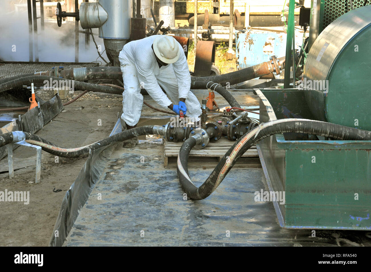 Raffinerie Techniker Übertragen von Mineralölerzeugnissen Stockfoto
