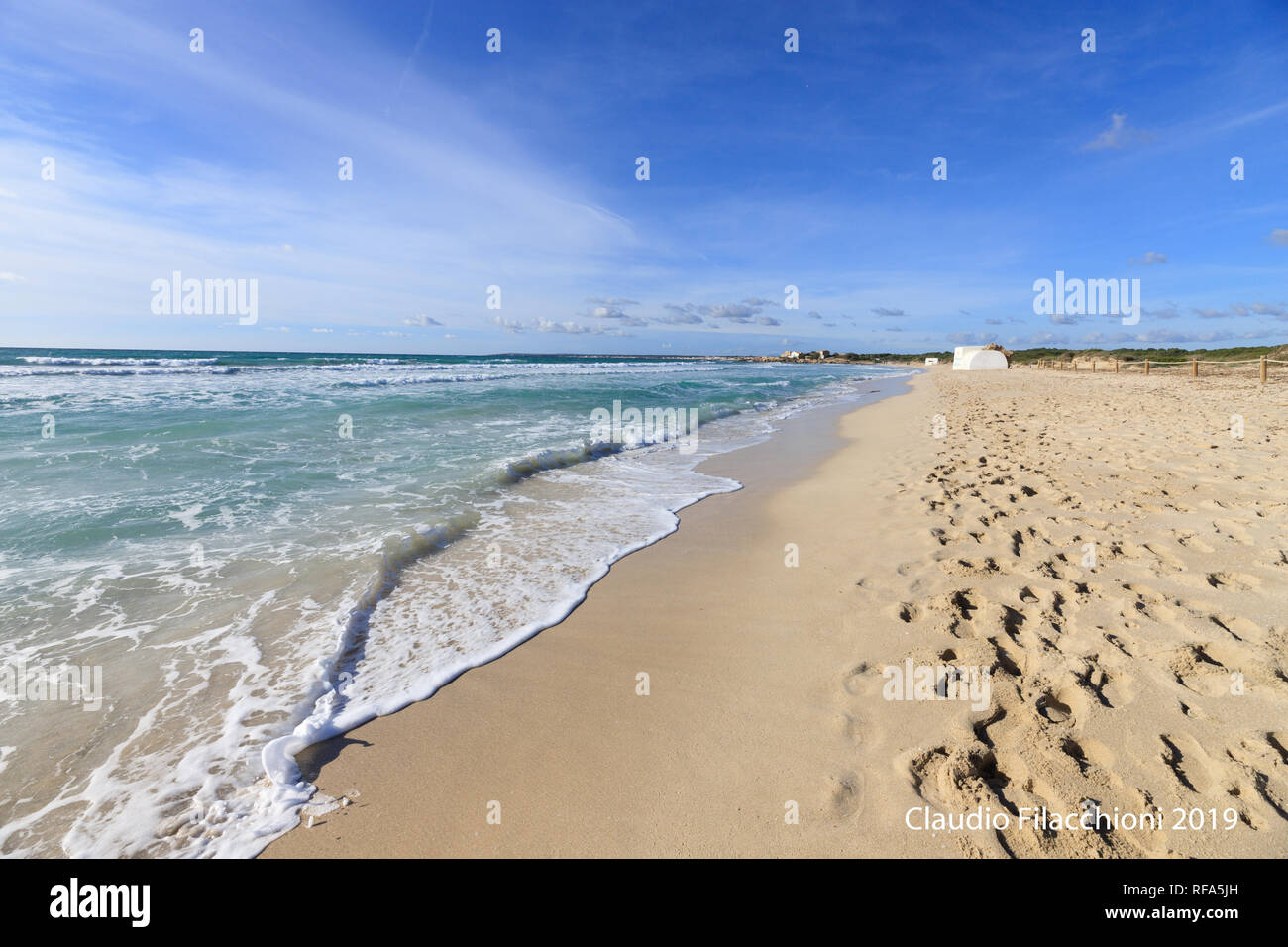 Welle auf die Küste Sandstrand, marine Meer sauber Mittelmeer Es Trenc Mallorca Spanien Stockfoto