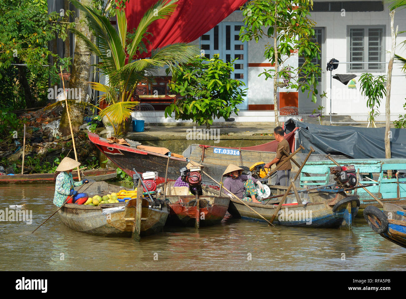 Phong Dien, Vietnam - am 31. Dezember 2017. Boot auf dem Fluss am Phong Dien schwimmenden Markt in der Nähe von Tho im Mekong Delta können Stockfoto