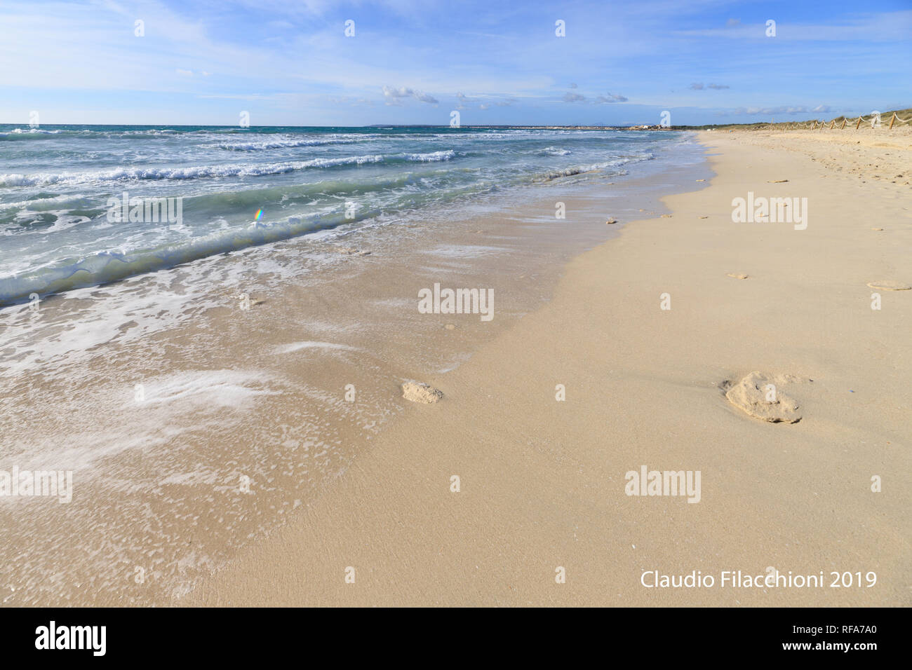 Welle auf die Küste Sandstrand, marine Meer sauber Mittelmeer Es Trenc Mallorca Spanien Stockfoto