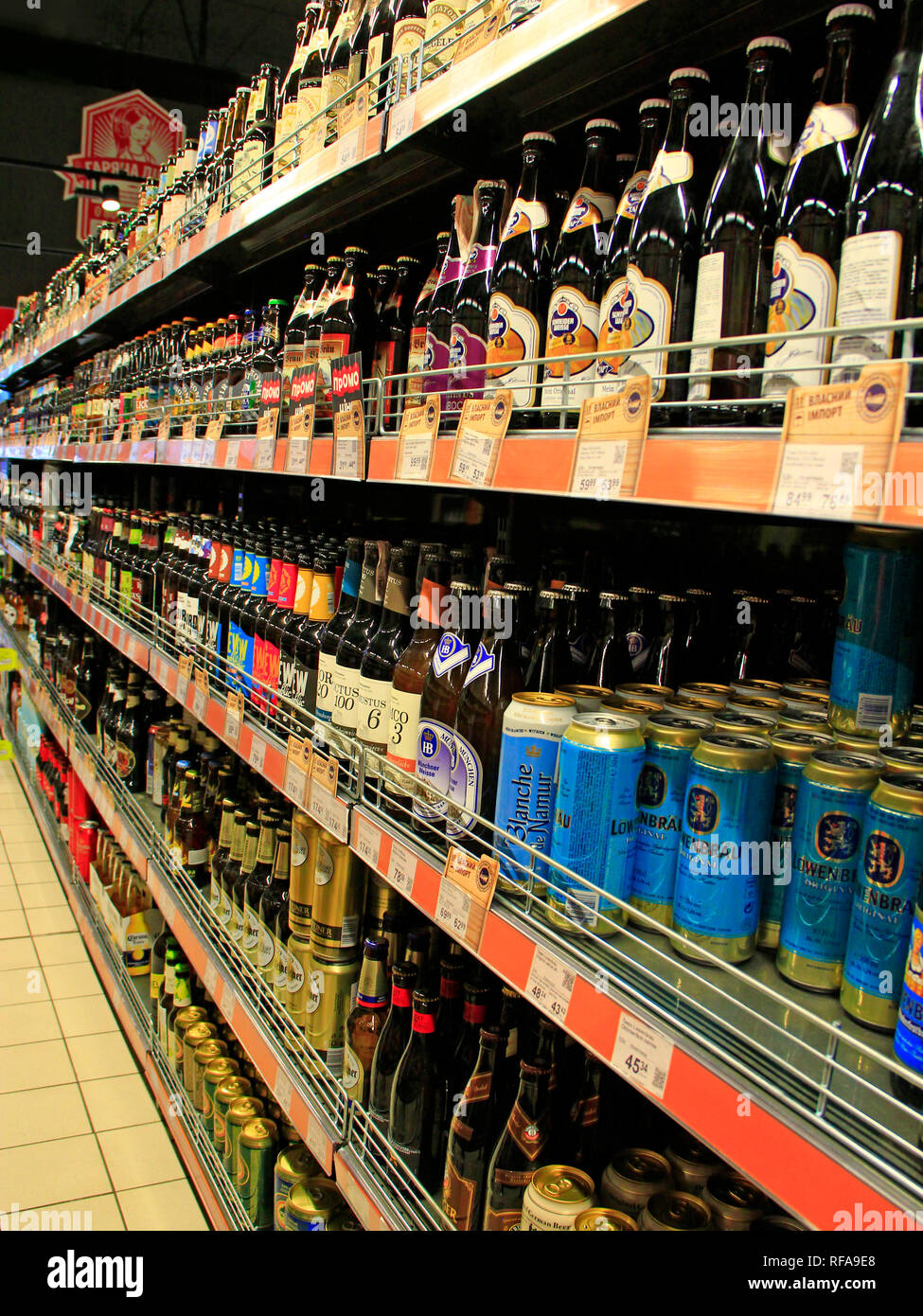 Alkoholische Getränke in den Regalen der Supermärkte. Verschiedene Arten von Bier auf Regalen. Alkoholische Getränke. Unterschied von Bier. Bier werden in Bol verkauft Stockfoto