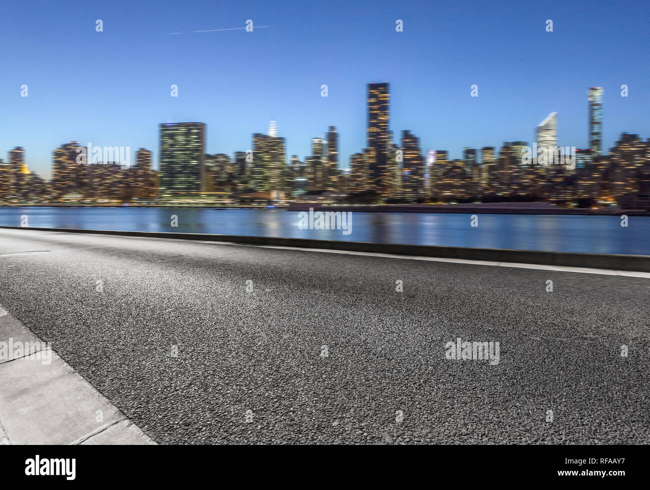 Sauber Autobahn Straße durch die Innenstadt von New York, USA. Stockfoto