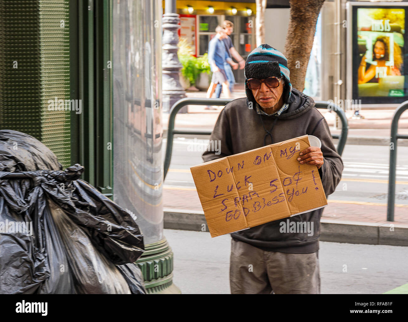 San Francisco, Kalifornien, USA, Oktober 2016: Tramp mit einem Karton bittet um Almosen auf den Straßen von San Francisco, Kalifornien, USA Stockfoto