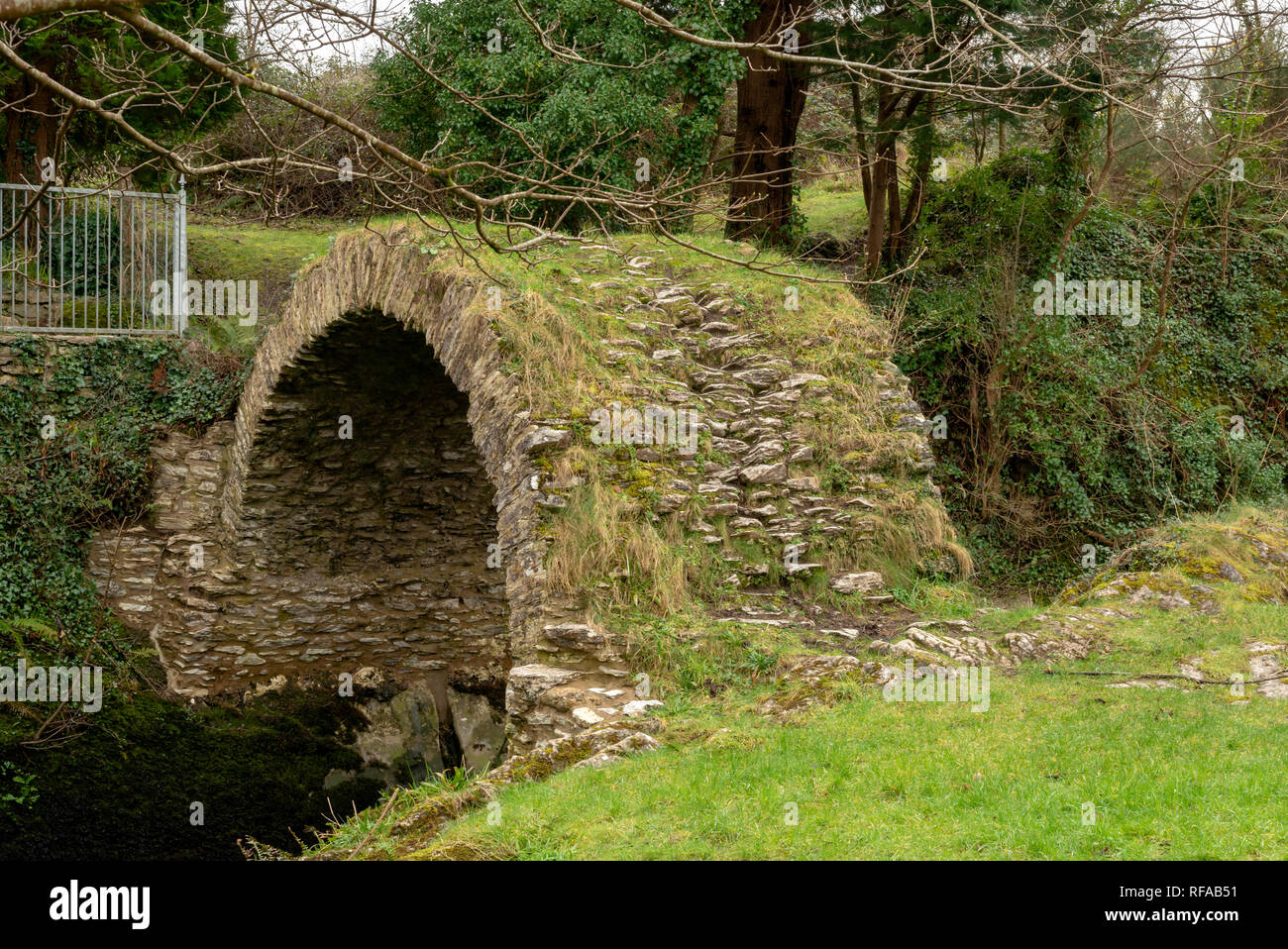 Cromwells Brücke aus dem 11. Jahrhundert in Kenmare, County Kerry, Irland. Stockfoto