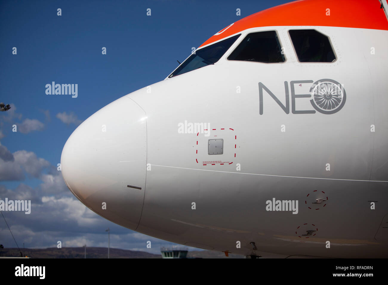 EasyJet A320neo parkte auf der Landebahn am Flughafen Glasgow. Stockfoto