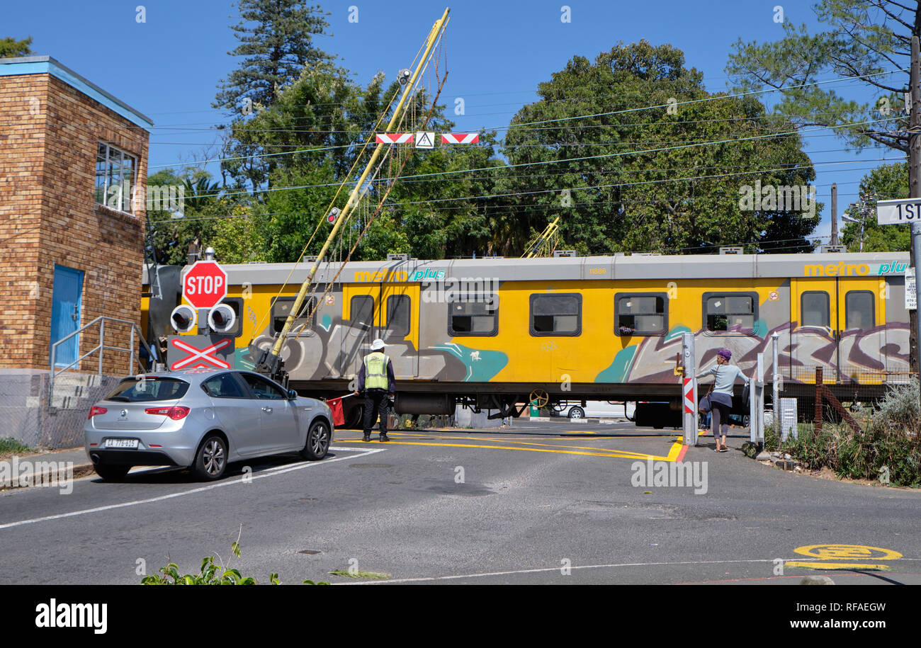 Die Fehlfunktion der Kreuzung Barrikaden, die zu den Kenilworth Metrorail station Kräfte Mitarbeiter manuell zu direkten Verkehr als Züge Kreuz Stockfoto