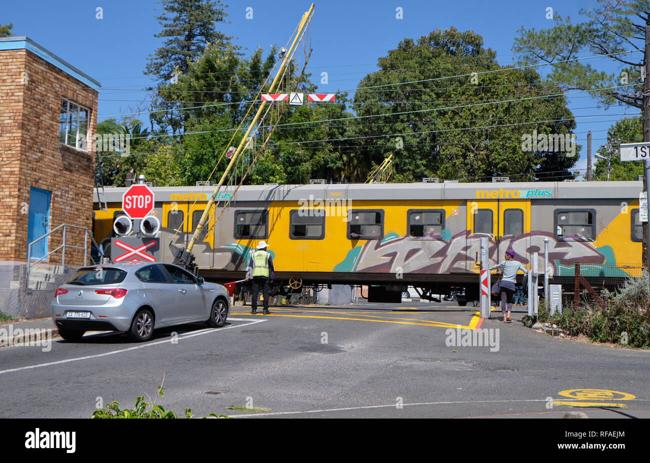 Die Fehlfunktion der Kreuzung Barrikaden, die zu den Kenilworth Metrorail station Kräfte Mitarbeiter manuell zu direkten Verkehr als Züge Kreuz Stockfoto