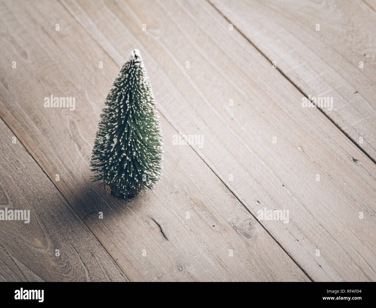 Weihnachtsbaum, auf Holzbrett isoliert, Studio gedreht. Stockfoto