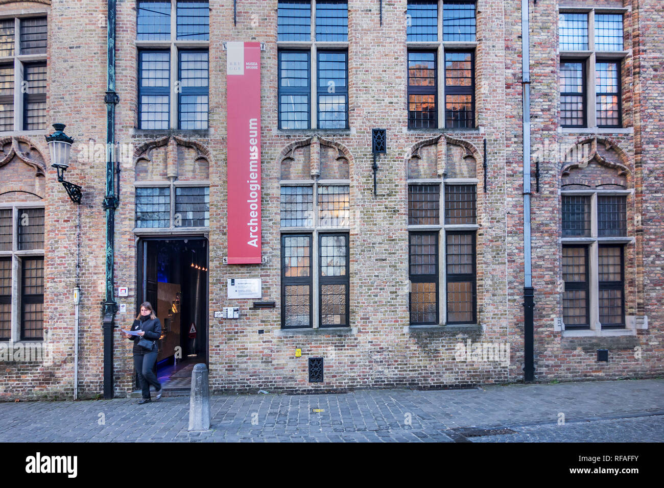 Eingang des Archeologiemuseum, Museum über Archäologie, verwendet einen Teil der St. Johannes Krankenhaus in der Stadt Brügge, Westflandern, Belgien. Stockfoto
