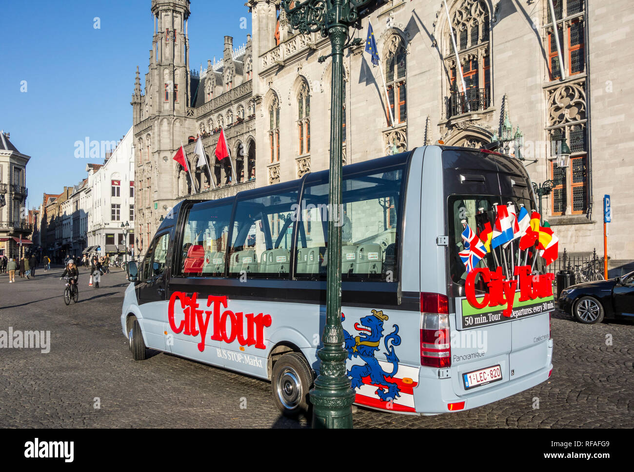 City Tour Minibus für geführte Besichtigungen vor der Provinciaal Hof/Provinz Gericht auf dem Marktplatz in Brügge, Westflandern, Belgien Stockfoto