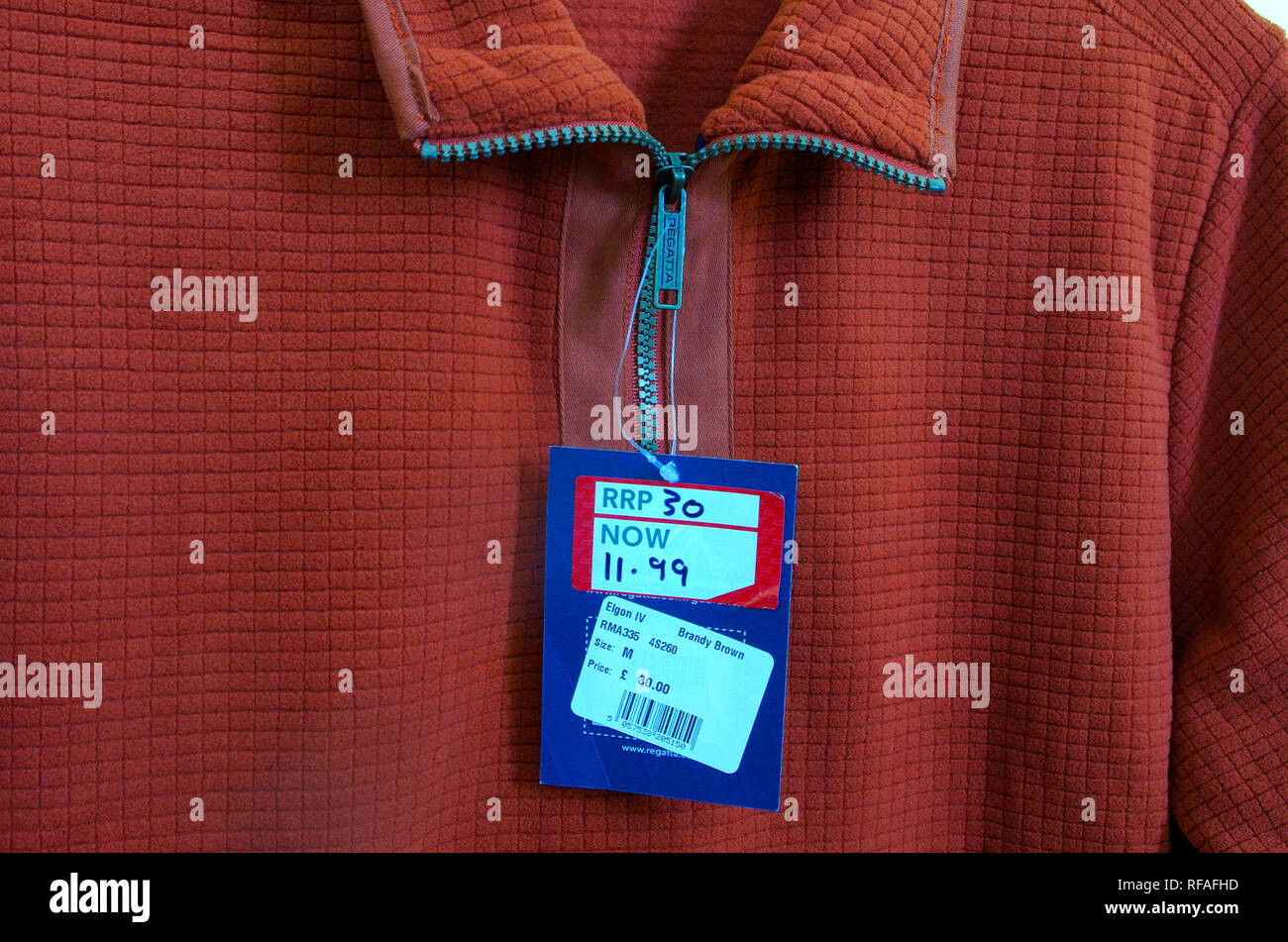 Heruntergesetzte Sonderangebot Label oder das Ticket auf einem Sweatshirt Kleidung Stockfoto