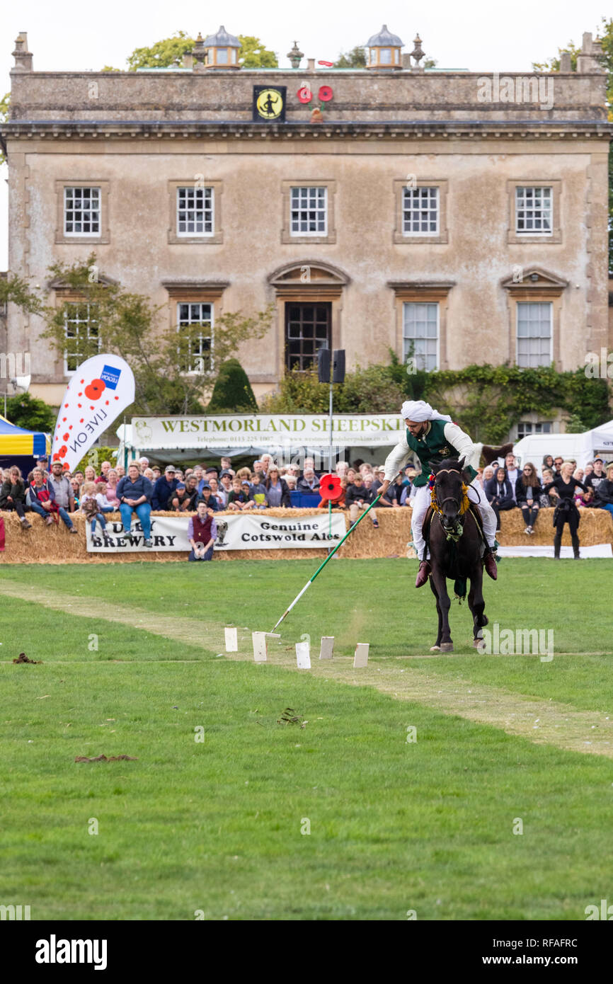 Eine Demonstration von Zelt Zuordnung zu Pferd an der Frampton Country Fair 2018 gehalten an Frampton Court, Frampton auf Severn, Gloucestershire, Großbritannien Stockfoto