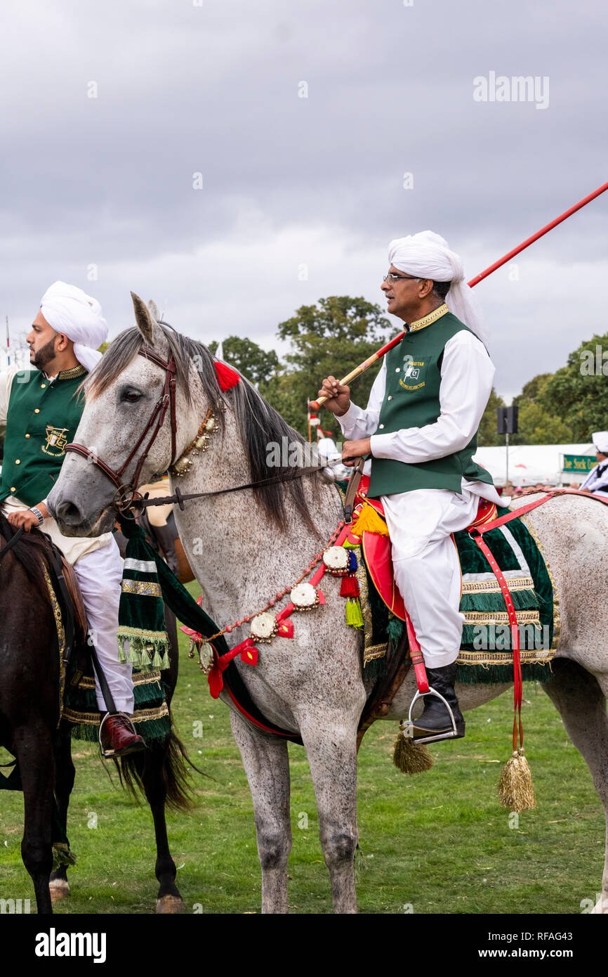 Teilnehmer aus der Pakistanischen Prinz Malik Lancers eine Demonstration von Zelt Zuordnung zu Pferd an der Frampton Country Fair 2018 gehalten an Framp Stockfoto