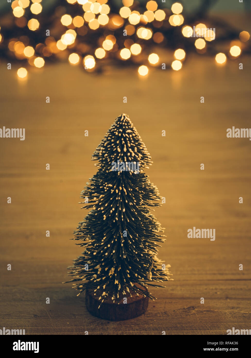 Weihnachtsbaum, auf Holzbrett isoliert, Studio gedreht. Stockfoto