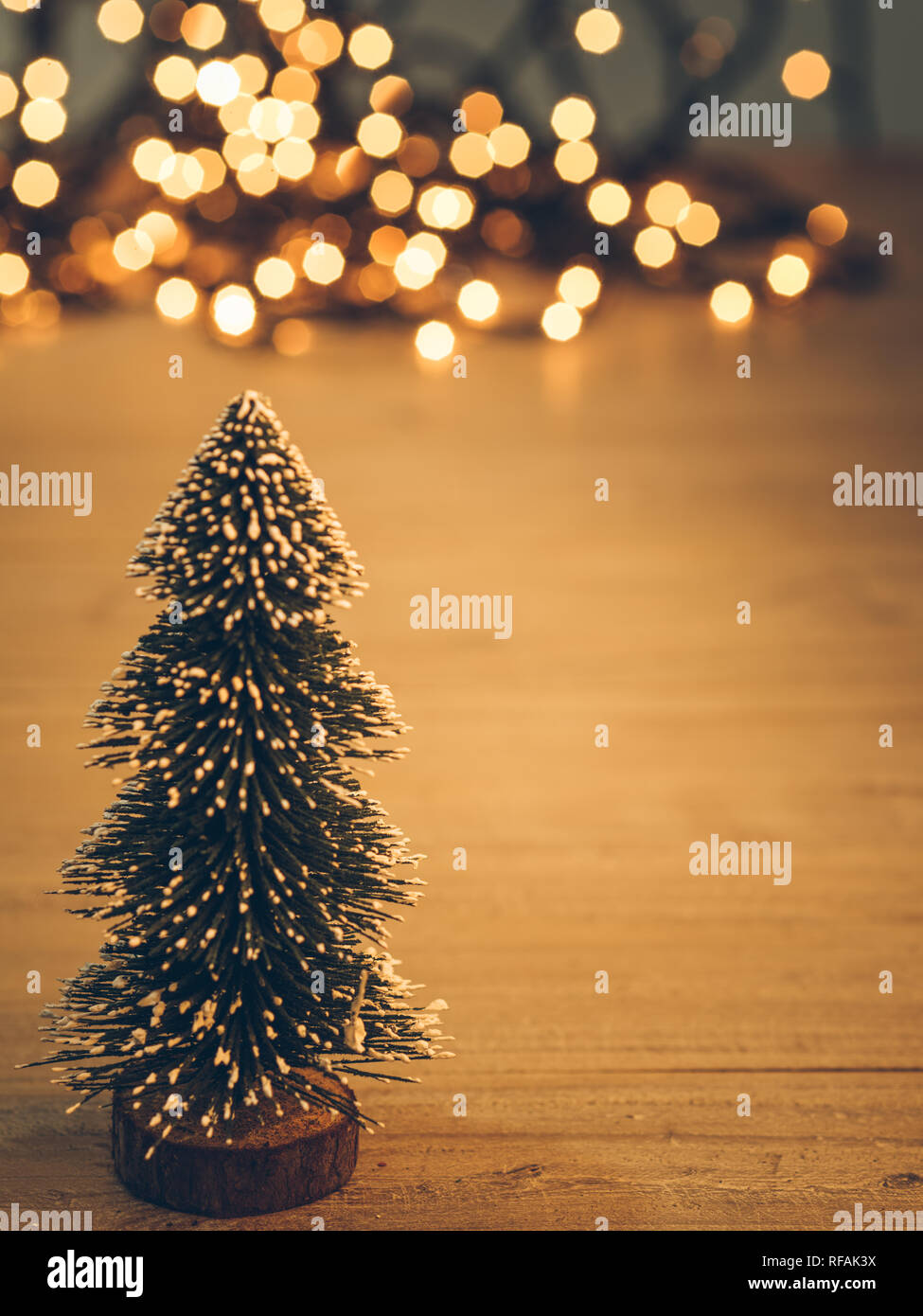 Weihnachtsbaum, auf Holzbrett isoliert, Studio gedreht. Stockfoto