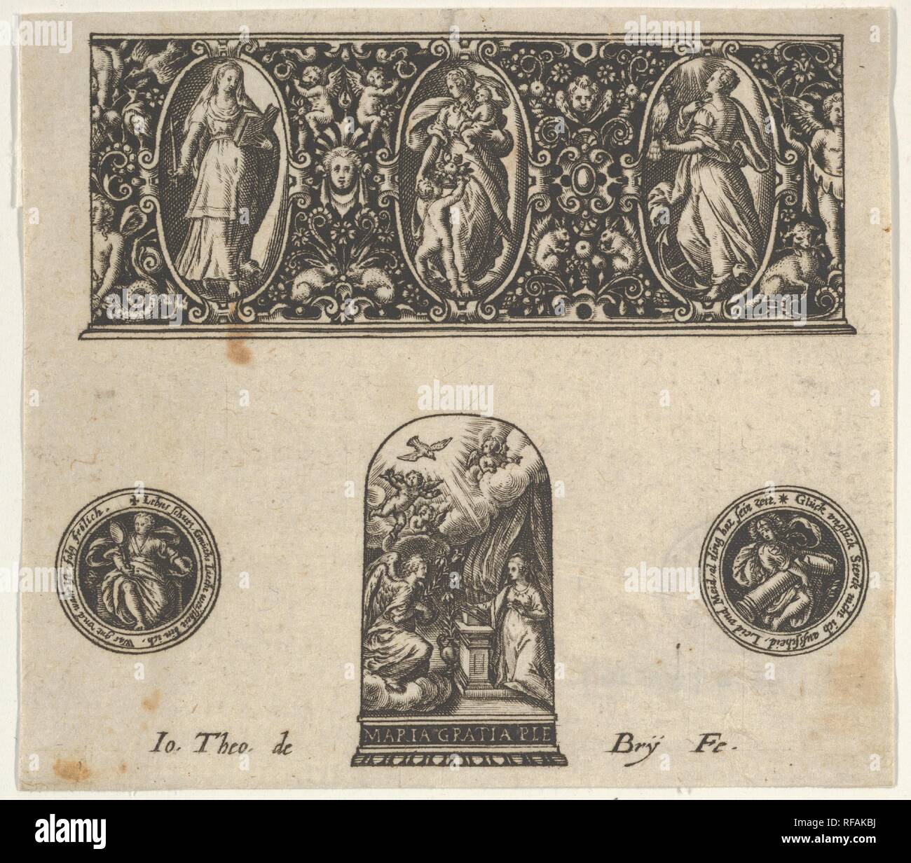 Horizontale Panel mit Design für ein Fingerhut mit dem Annuciation unten ein Fries mit drei Zahlen in Ovale. Artist: Johann Theodor de Bry (Niederländischen, Straßburg 1561-1623 Bad Schwalbach). Maße: Blatt: 2 1/2 x 1 5/8 in. (6,3 × 4,1 cm). Datum: 1580-1600. Fingerhut Design mit der verkündigungsszene zwischen zwei Medaillons, die jeweils durch Text in deutscher Sprache eingerahmt. Oben, ein Fries mit drei Ovale mit stehende Figuren, gegen einen dekorativen Design in blackwork. Museum: Metropolitan Museum of Art, New York, USA. Stockfoto