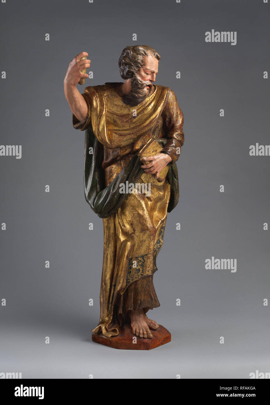 Apostel oder Heiligen. Artist: Alonso Berruguete (Spanisch, Paredes de Nava (Palencia) 1486-1561 Toledo). Kultur: Spanisch, Valladolid. Abmessungen: Bestätigt: 40 9/16 x 14 9/16 in., 65 lb. (103×37 cm, 29,5 kg). Datum: Ca. 1520er. Dynamischer Drehung der Figur und seinem Ende auf drei Seiten deuten darauf hin, dass diese Skulptur stand auf einer äußeren Ecke eines retablos, oder ein großes Altarbild aus Skulpturen und Gemälde. Das Ensemble, und die unbekannten Kapelle oder Kirche ihrer Herkunft, würde mehr Hinweise auf die Identität der bärtige Abbildung zur Verfügung gestellt haben. Berruguete besuchten Italien im Zeitalter der Mic Stockfoto