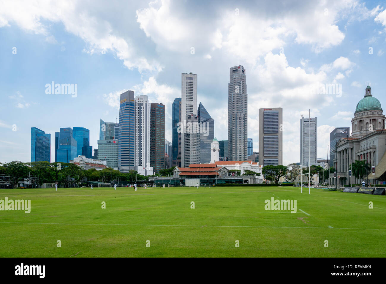Singapur - Januar 2019: Singapur central business district City Skyline von Padang ehemalige Cricket Field mit Nationalgalerie auf der Seite. Stockfoto