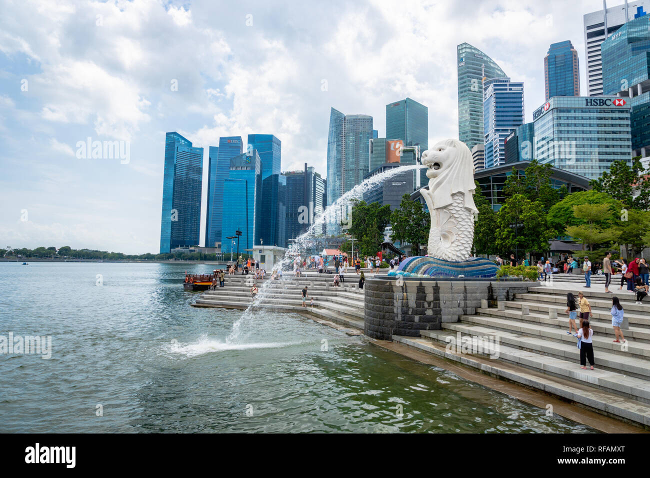 Singapur - Januar 2019: Besucher am Merlion Park in Singapur City Center. Merlion ist ein Wahrzeichen in Singapur und ein beliebtes Ziel für Touristen. Stockfoto