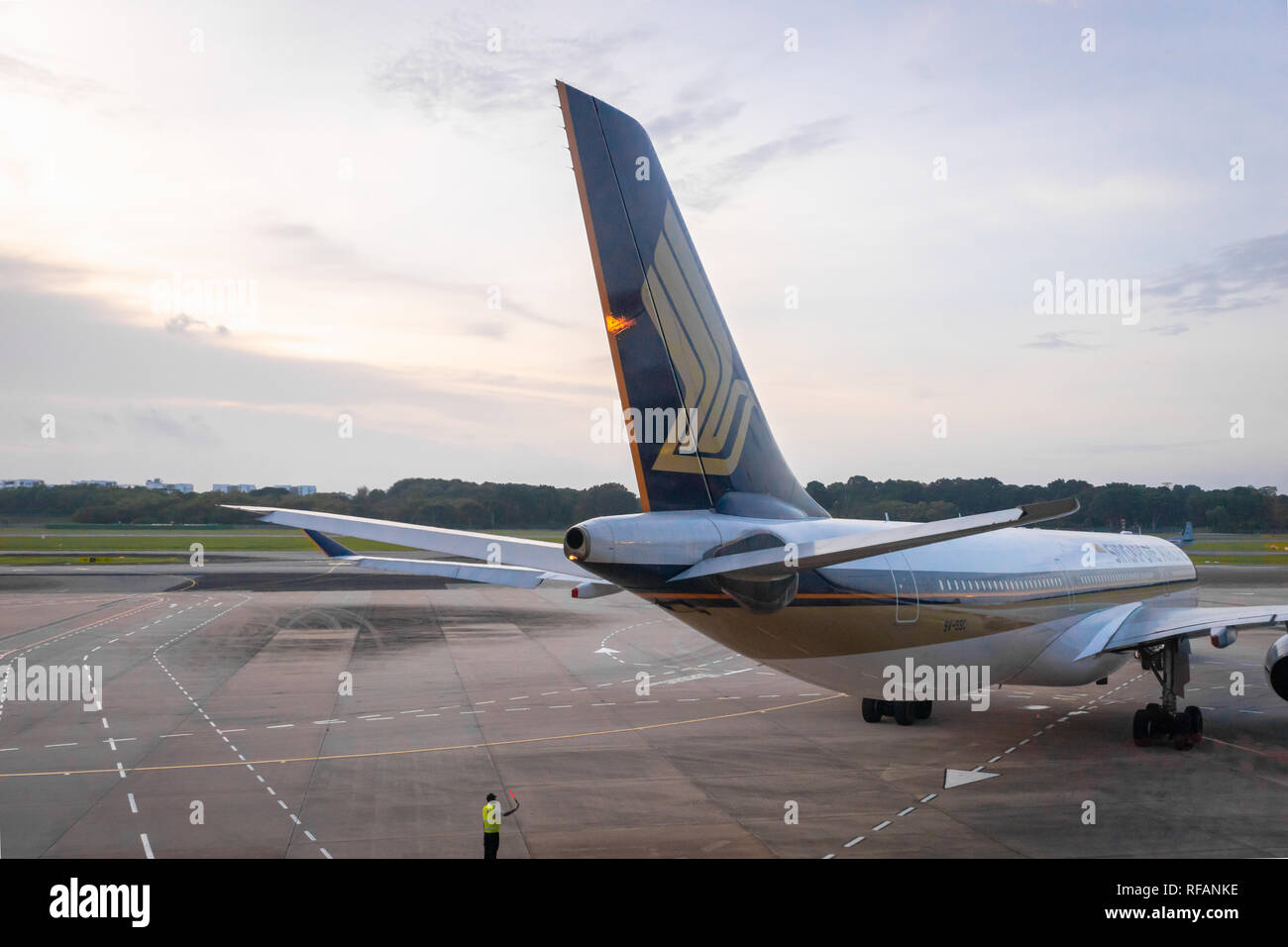 Singapur - Januar 2018: Singapore Airlines Flugzeug auf der Landebahn des Flughafen Singapur Changi. Singapore Airlines ist die Fluggesellschaft Stockfoto
