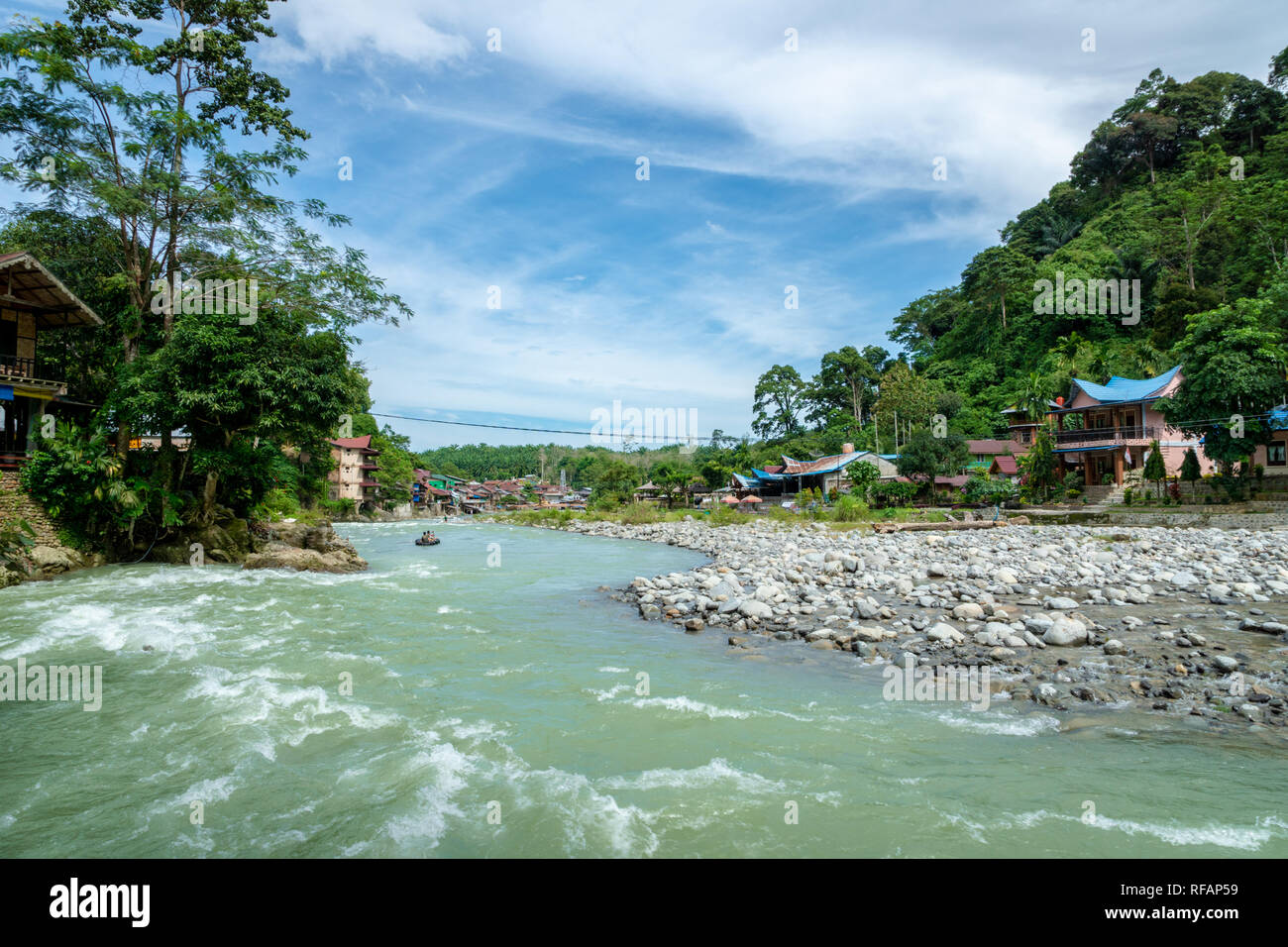 Bukit Lawang Dorf und Blick auf den Fluss. Bukit Lawang ist ein beliebtes Reiseziel für Ihre Dschungel Trekking Tour und Orang-utans. Stockfoto
