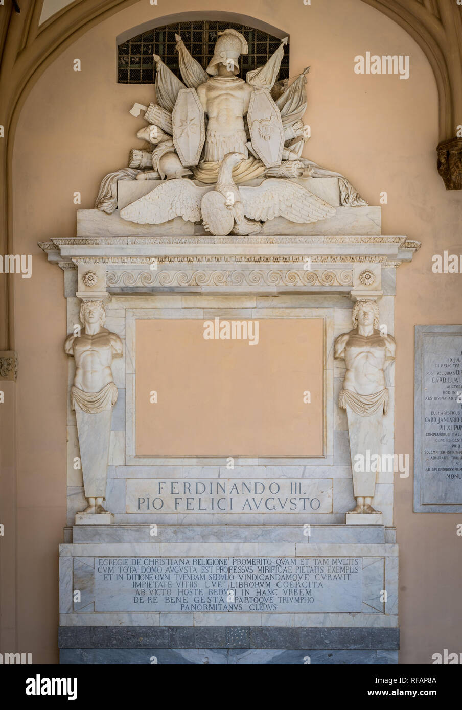Bas Relief mit der Krönung von Ferdinando III und in der Vorhalle der Kathedrale von Palermo. Sizilien, Italien, Stockfoto