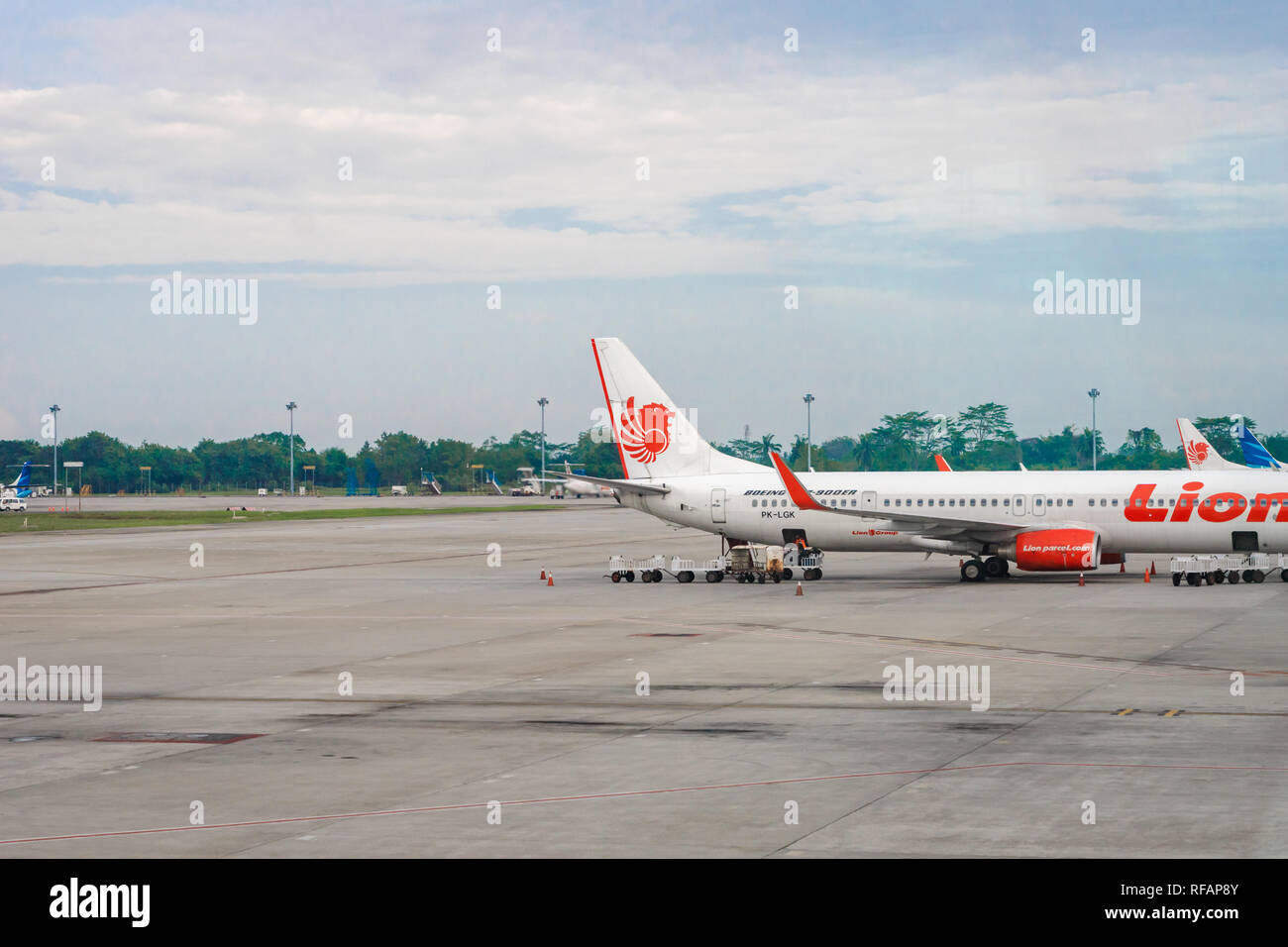 Medan, Indonesien - Januar 2018: Lion Air Flugzeuge auf der Startbahn des Kualanamu Flughafen Medan, Indonesien. Lion Air ist eine indonesische Fluggesellschaft Stockfoto