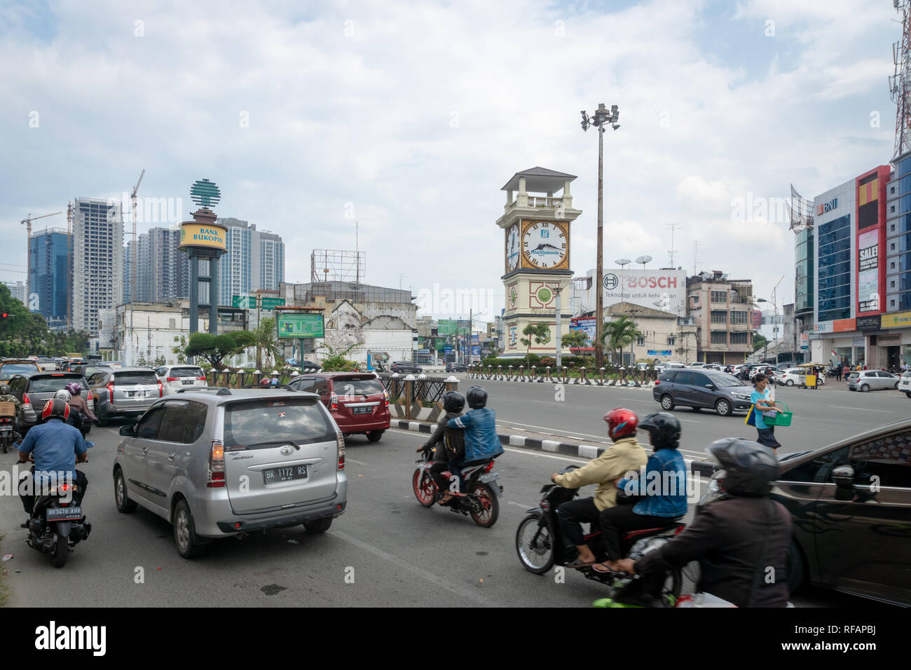 Medan, Indonesien - Januar 2018: Medan Straße und Verkehr in der zentrale Bereich in Medan, Nordsumatra, Indonesien. Stockfoto