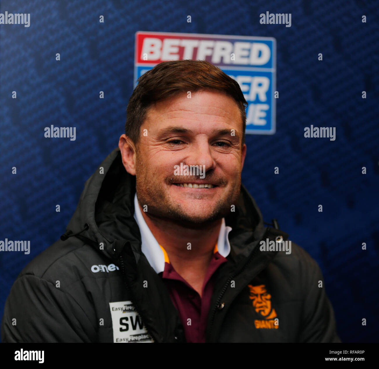 Das Stadion Old Trafford, Manchester, UK. 24. Januar 2019. Betfred Super League 2019 Offizielle Saison starten, Simon Woolford Haupttrainer von Huddersfield Riesen. Credit: Touchlinepics/Alamy leben Nachrichten Stockfoto