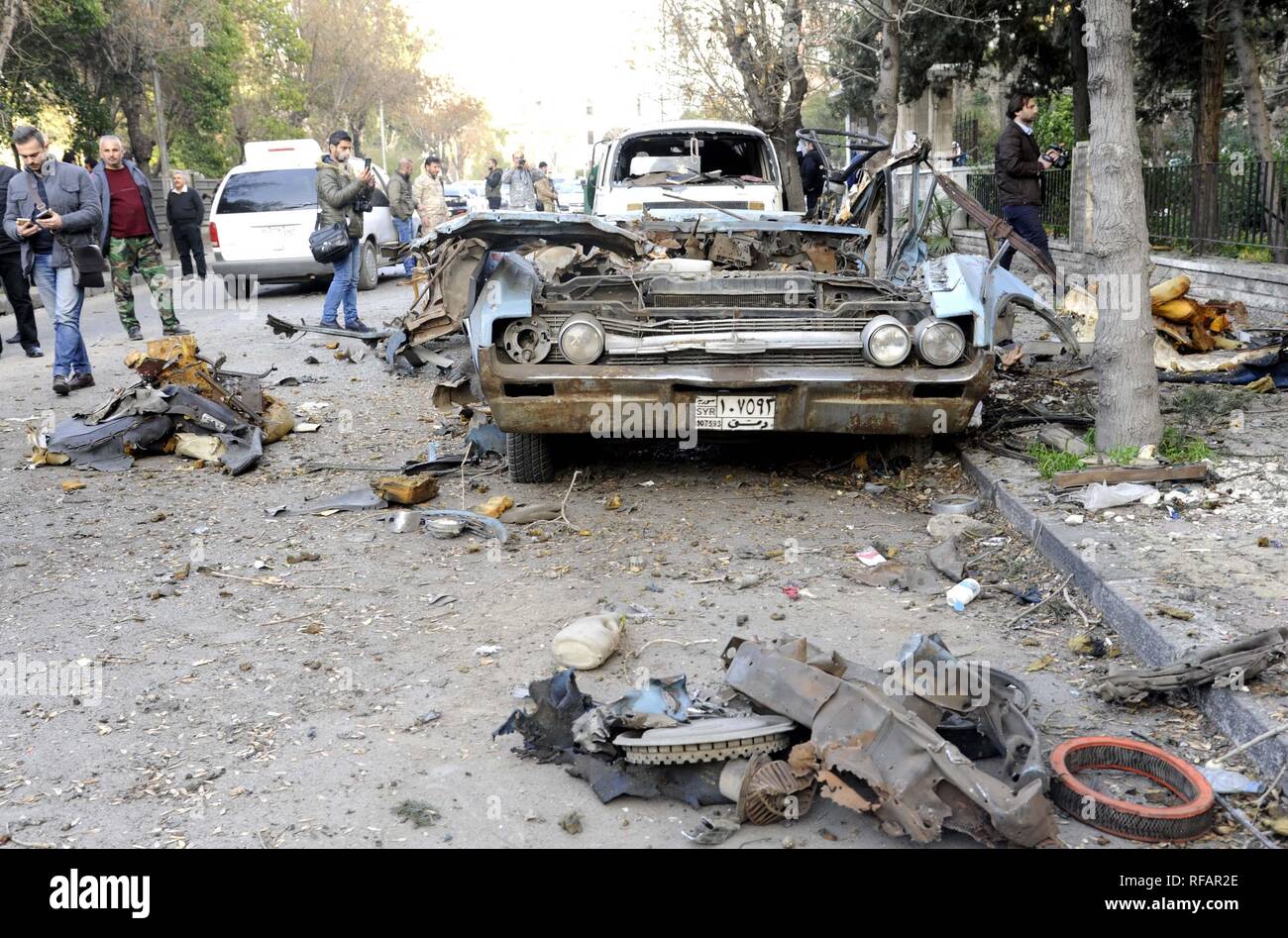 Damaskus. 24 Jan, 2019. Foto auf Jan. 24, 2019 zeigt die Szene nach einer Explosion in Damaskus, Syrien. Einen Sprengsatz ging am Donnerstag im Osten von Syriens Hauptstadt Damaskus, staatlichen TV berichtet. Das Gerät, unter einem Fahrzeug fixiert, in der Adawi Viertel in der Nähe der russischen Botschaft explodiert. Credit: Ammar Safarjalani/Xinhua/Alamy leben Nachrichten Stockfoto