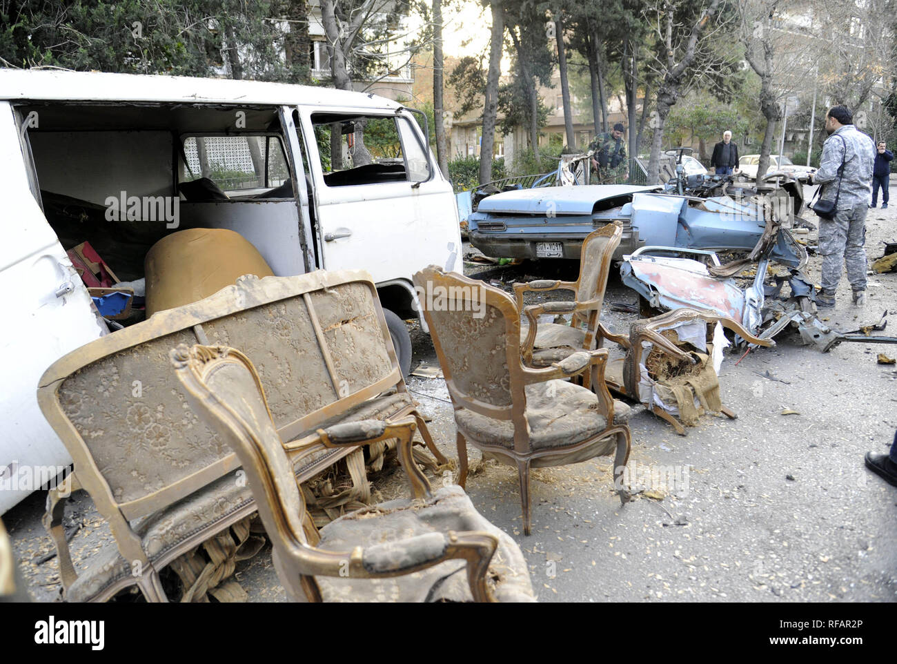 Damaskus. 24 Jan, 2019. Foto auf Jan. 24, 2019 zeigt die Szene nach einer Explosion in Damaskus, Syrien. Einen Sprengsatz ging am Donnerstag im Osten von Syriens Hauptstadt Damaskus, staatlichen TV berichtet. Das Gerät, unter einem Fahrzeug fixiert, in der Adawi Viertel in der Nähe der russischen Botschaft explodiert. Credit: Ammar Safarjalani/Xinhua/Alamy leben Nachrichten Stockfoto