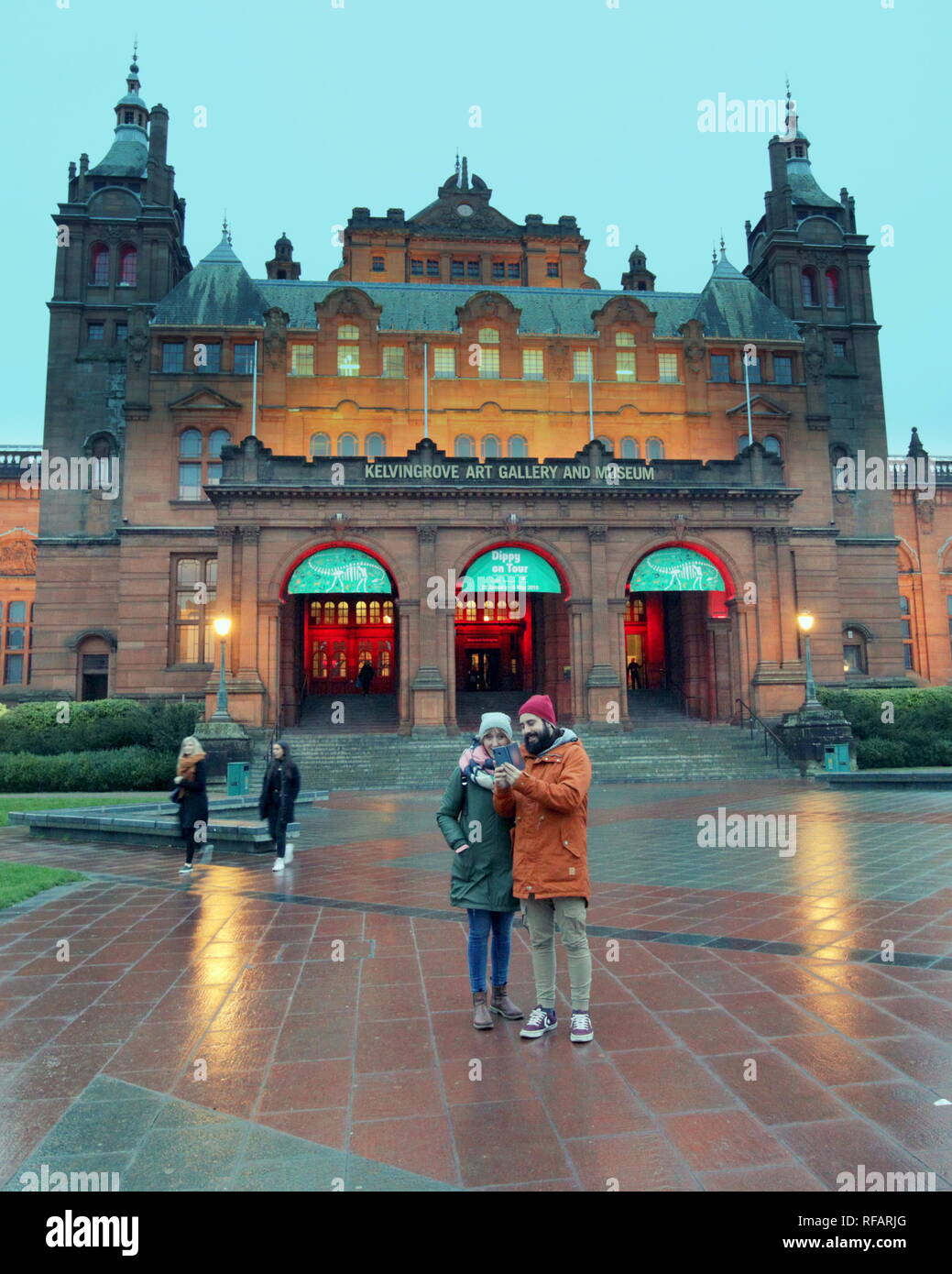 Glasgow, Schottland, Großbritannien. 24 Jan, 2019. Der Diplodocus Dippy UK Tour sehr beliebt ist wie die Dinosaurier Rock Star Aufmerksamkeit Unter Jung und Alt wird und ist zu einem der meist fotografierten Attraktionen in der Stadt, Schottland, UK Credit: Gerard Fähre / alamy Leben Nachrichten Stockfoto