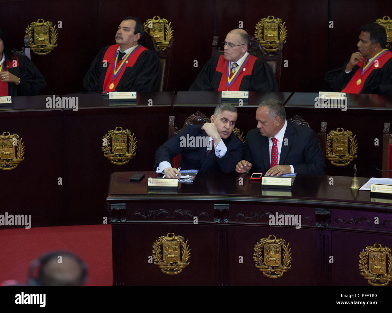 Caracas, Venezuela. 24 Jan, 2019. Tarek William Saab (l), Attorney General, spricht in der Obersten Gerichtshof (TSJ) mit Diosdado Cabello, Vizepräsident der Sozialistischen Partei PSUV. Credit: Boris Vergara/dpa/Alamy leben Nachrichten Stockfoto