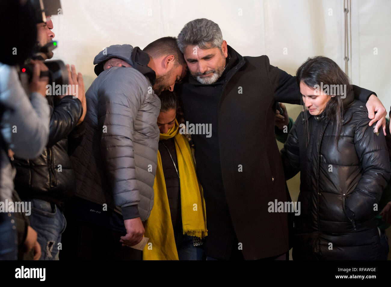 24 Januar 2019, Spanien, Totalan: Juan Jose Cortes (M.), Vater eines Mädchens im Jahr 2008 ermordet, umarmt Jose Rosello (l) und Vicky Garcia (M.), Eltern von zwei-jährige Julen, der in eine gut Welle auf 13,01 gesunken. 2019. Die Erholung der kleinen Julen aus einem tiefen Brunnenschacht im südlichen Spanien hat in der entscheidenden Phase nach elf Tagen eingetragen. Foto: Daniel Pérez/dpa Stockfoto