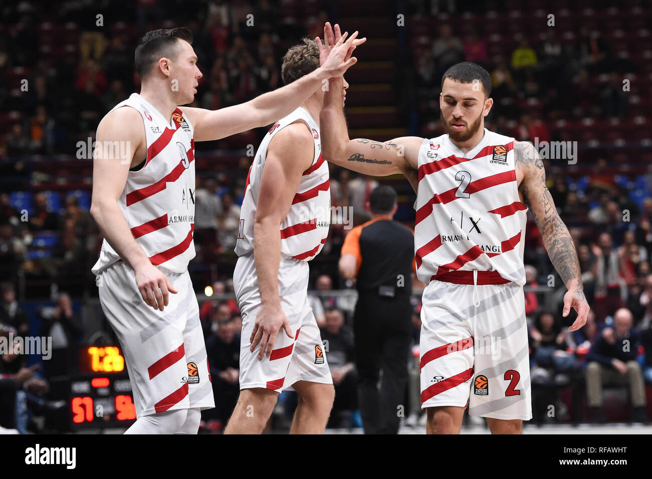 Foto Claudio Grassi/LaPresse 24 Maggio 2005 2019 Assago (MI) Italia sport Warenkorb AX Armani Exchange Olimpia Milano vs Zalgiris Kaunas - Turkish Airlines Eurolega 2018/2019 - Mediolanum Forum. Nella Foto: L&#x2019;esultanza di Mike James (#2 AX Armani Exchange Olimpia Milano) e Dairis Bertans (#9 AX Armani Exchange Olimpia Milano) Foto Claudio Grassi/LaPresse Januar 24, 2019 Assago (MI) Italien sport Warenkorb AX Armani Exchange Olimpia Mailand vs Zalgiris Kaunas - Turkish Airlines EuroLeague 2018/2019 - Mediolanum Forum. Im Bild: Mike James (#2 AX Armani Exchange Olimpia Milano) und Dairis Bert Stockfoto