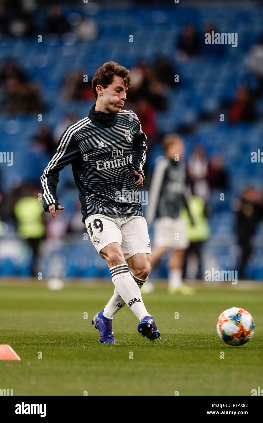 Santiago Bernabeu, Madrid, Spanien. 24 Jan, 2019. Fußball Copa del Rey, Viertelfinale, Real Madrid gegen Girona; Alvaro Odriozola (Real Madrid) Vor dem Spiel warm-up Credit: Aktion plus Sport/Alamy leben Nachrichten Stockfoto