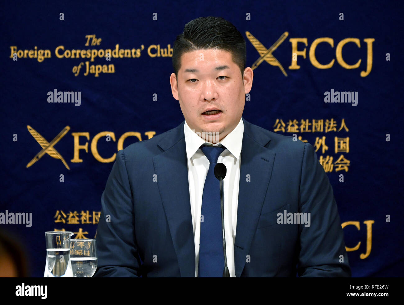 Tokio, Japan. 25 Jan, 2019. Harte japanische Baseballspieler Yoshitomo Tsutsugo der Yokohama BayStars DeNA spricht vor der in- und ausländischen Medien während einer Pressekonferenz in Tokyos Auslandskorrespondenten Club von Japan am Freitag, den 25. Januar 2019. Der 27-jährige Slugger erläuterte seine Pläne für die Zukunft des Sports in Japan zu ändern. Credit: Natsuki Sakai/LBA/Alamy leben Nachrichten Stockfoto