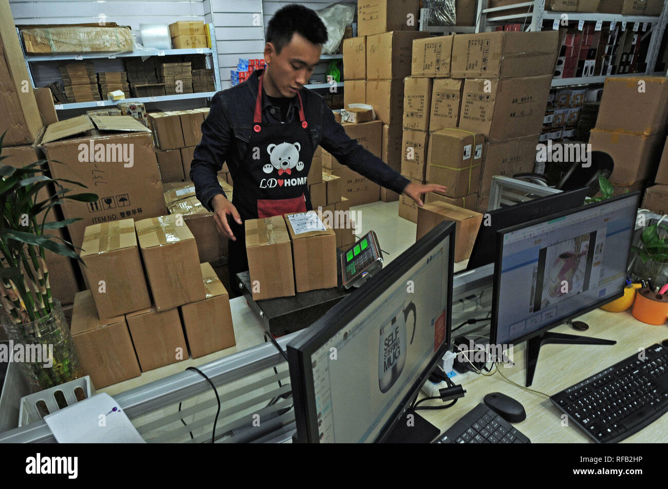 Hangzhou, China Zhejiang Provinz. 31 Okt, 2018. Ein Mitarbeiter einer e-commerce-Unternehmen wiegt eine Mail in Yiwu, einer Stadt gut - für den Verkauf von kleinen waren im Osten der chinesischen Provinz Zhejiang, Okt. 31, 2018 bekannt. Online Retail Sales der Zhejiang Provinz im Jahr 2018 erreicht 1,671.88 Milliarden Yuan (246.08 Milliarden US-Dollar), um 25,4 Prozent mehr als im Vorjahr, nach den neuesten Zahlen der Zhejiang Commerce Department veröffentlicht. Credit: Tan-Jin / Xinhua/Alamy leben Nachrichten Stockfoto