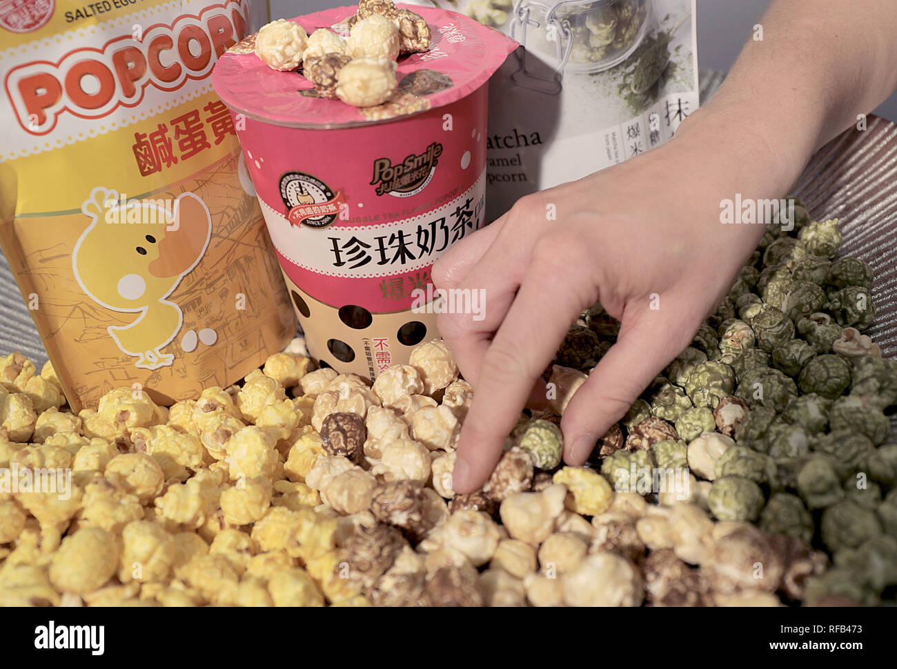 25. Januar 2019, Nordrhein-Westfalen, Köln: Popcorn in neuen Geschmacksrichtungen, einschließlich Matcha, aus Taiwan Lächeln Essen, steht auf einem Tisch an der ISM Süßwaren Messe. Die süsswaren Messe ISM findet von 27. bis 30.01.2019. Foto: Oliver Berg/dpa Stockfoto