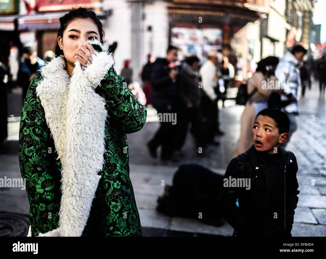 (190125) - LHASA, Jan. 25, 2019 (Xinhua) - ein Modell stellt die Schaffung von Tashi auf der Barkhor Strasse in Lhasa, im Südwesten Chinas Tibet autonomen Region, Jan. 21, 2019. Tashi ist ein allgemeiner Name rund um die Altstadt von Lhasa Stadt, aber auf Barkhor Straße, Genqoi Tashi, 36, hebt sich von der Masse mit seinem rattail Herunterhängt, seinen Hals. Tashi verschoben nach Lhasa aus der Ganzi tibetischen autonomen Präfektur in Sichuan vor zehn Jahren. Er hat viele Aufträge hatte, von der Website Editor Offizier der Polizei. Er lief auch eine Bar und eine Galerie. Jetzt', Tashi die sich voguish' ist ein Modedesigner. Dieser Winter, hielt er einen auf der Rinde Stockfoto