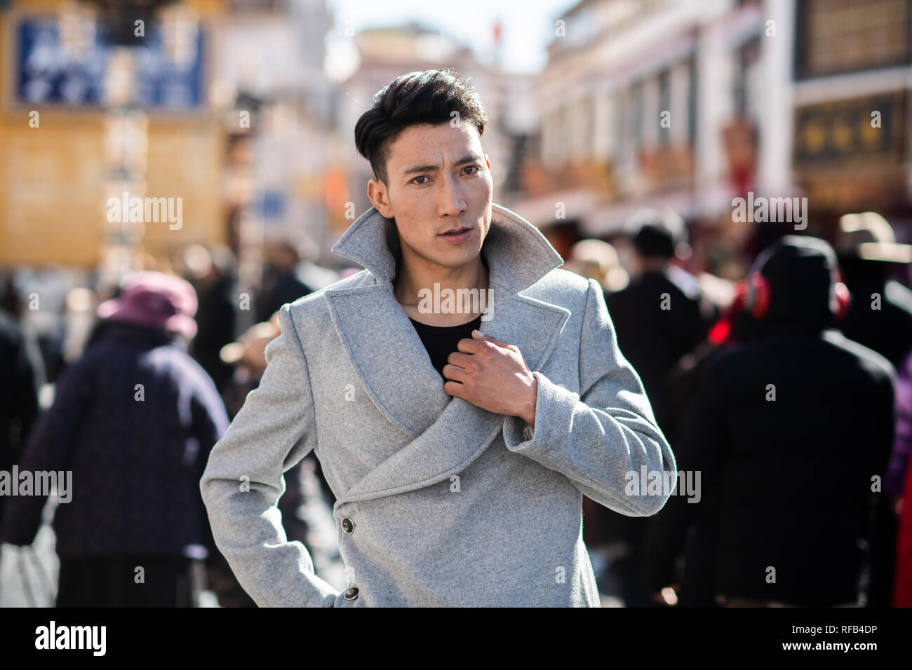 (190125) - LHASA, Jan. 25, 2019 (Xinhua) - ein Modell stellt die Schaffung von Tashi auf der Barkhor Strasse in Lhasa, im Südwesten Chinas Tibet autonomen Region, Jan. 21, 2019. Tashi ist ein allgemeiner Name rund um die Altstadt von Lhasa Stadt, aber auf Barkhor Straße, Genqoi Tashi, 36, hebt sich von der Masse mit seinem rattail Herunterhängt, seinen Hals. Tashi verschoben nach Lhasa aus der Ganzi tibetischen autonomen Präfektur in Sichuan vor zehn Jahren. Er hat viele Aufträge hatte, von der Website Editor Offizier der Polizei. Er lief auch eine Bar und eine Galerie. Jetzt', Tashi die sich voguish' ist ein Modedesigner. Dieser Winter, hielt er einen auf der Rinde Stockfoto