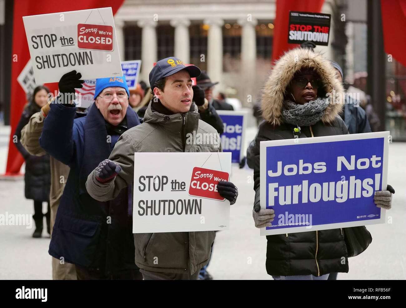 Peking, USA. Jan, 2019 18. Die Menschen halten Plakate hoch, während einer Demonstration gegen die Regierung teilweise Abschaltung bei Federal Plaza in Chicago, USA, Jan. 18, 2019 zu protestieren. Credit: Wang Ping/Xinhua/Alamy leben Nachrichten Stockfoto