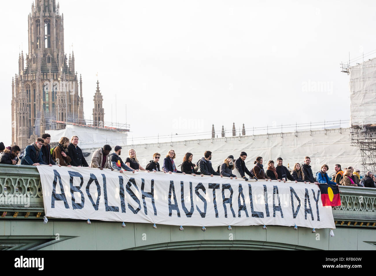 London, Großbritannien. 25. Januar, 2019. Aktivisten drop ein Banner von Westminster Bridge, im Blick auf die Häuser des Parlaments, für die Abschaffung von Australien Tag der Kundgebungen in jedem australischen Stadt morgen an. Die Veranstaltung wurde in Solidarität mit den Aborigines und Torres Strait Islander Wer Australien Tag, ein Tag feiert die Besiedlung von Australien, ein Tag der Trauer eher als ein Tag der Feier werden organisiert. Credit: Mark Kerrison/Alamy leben Nachrichten Stockfoto