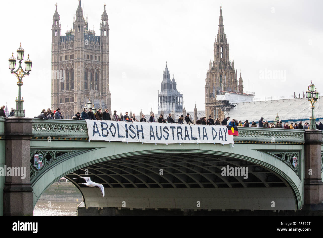 London, Großbritannien. 25. Januar, 2019. Aktivisten drop ein Banner von Westminster Bridge, im Blick auf die Häuser des Parlaments, für die Abschaffung von Australien Tag der Kundgebungen in jedem australischen Stadt morgen an. Die Veranstaltung wurde in Solidarität mit den Aborigines und Torres Strait Islander Wer Australien Tag, ein Tag feiert die Besiedlung von Australien, ein Tag der Trauer eher als ein Tag der Feier werden organisiert. Credit: Mark Kerrison/Alamy leben Nachrichten Stockfoto