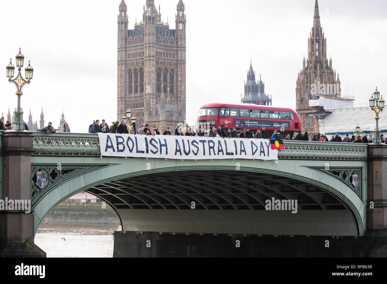 London, Großbritannien. 25. Januar, 2019. Aktivisten drop ein Banner von Westminster Bridge, im Blick auf die Häuser des Parlaments, für die Abschaffung von Australien Tag der Kundgebungen in jedem australischen Stadt morgen an. Die Veranstaltung wurde in Solidarität mit den Aborigines und Torres Strait Islander Wer Australien Tag, ein Tag feiert die Besiedlung von Australien, ein Tag der Trauer eher als ein Tag der Feier werden organisiert. Credit: Mark Kerrison/Alamy leben Nachrichten Stockfoto